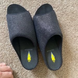 Volatile glitter shoes